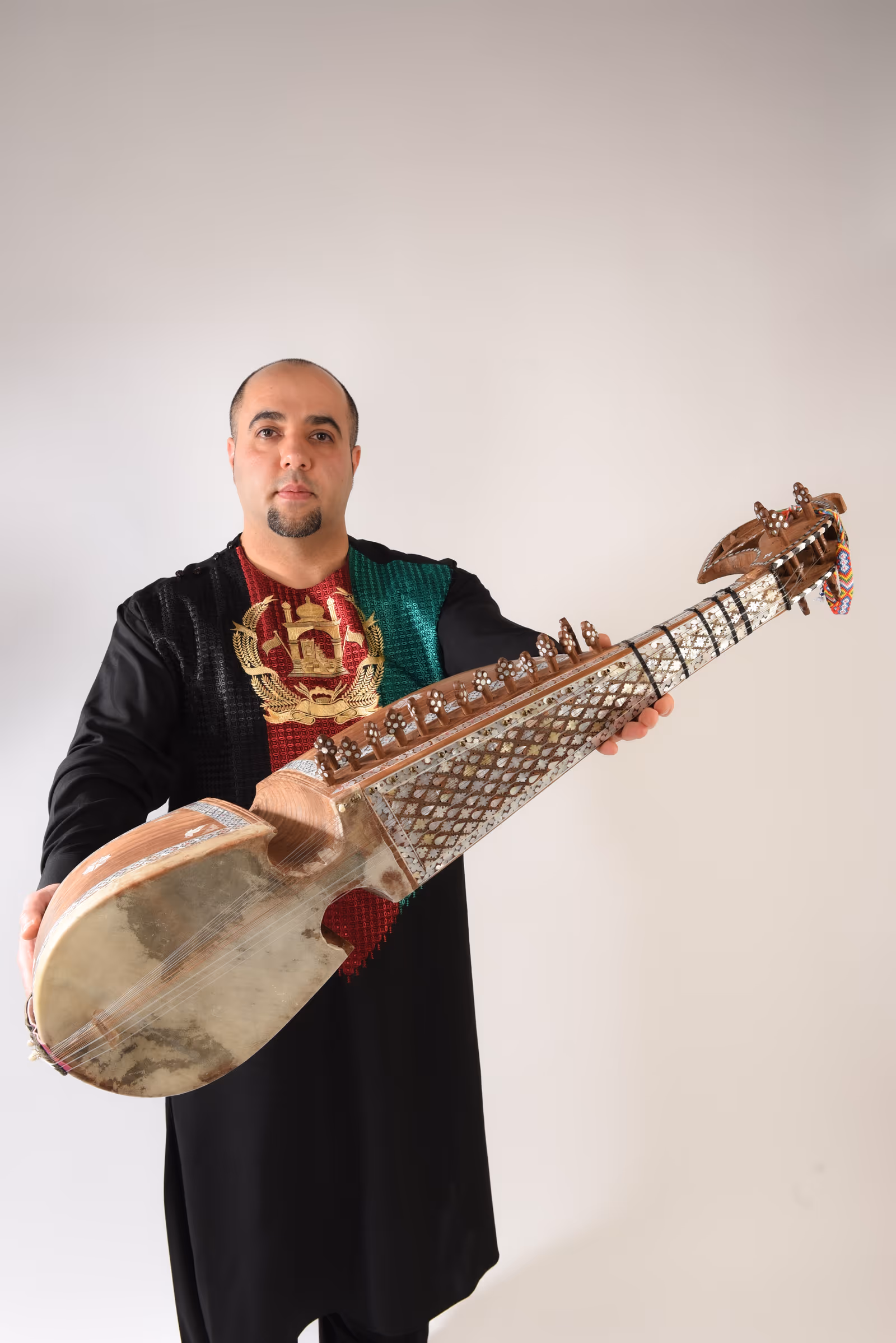 M. Human Attaie – Rubab-Unterricht und Musikpädagogik der Attaie Music Foundation
